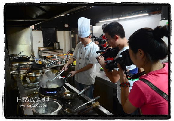 此次攝制組通過拍攝婺源代表名菜糊豆腐、粉蒸肉、荷包紅魚、賽鵝頸及地方小吃清明果、灰汁果、糯米子糕等來詮釋婺源美食經(jīng)典，展示婺源食文化，打造獨屬婺源的美食符號。