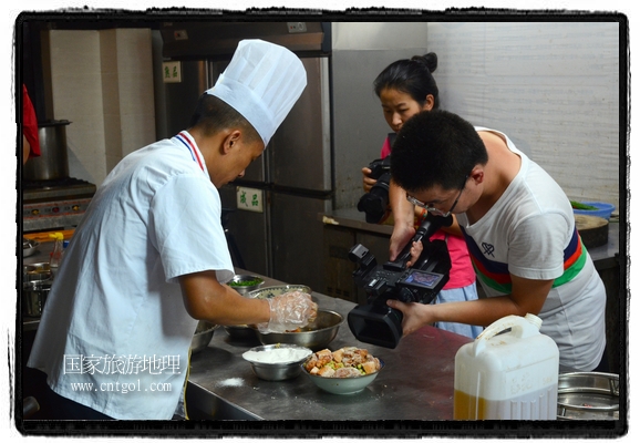 此次攝制組通過拍攝婺源代表名菜糊豆腐、粉蒸肉、荷包紅魚、賽鵝頸及地方小吃清明果、灰汁果、糯米子糕等來詮釋婺源美食經(jīng)典，展示婺源食文化，打造獨屬婺源的美食符號。
