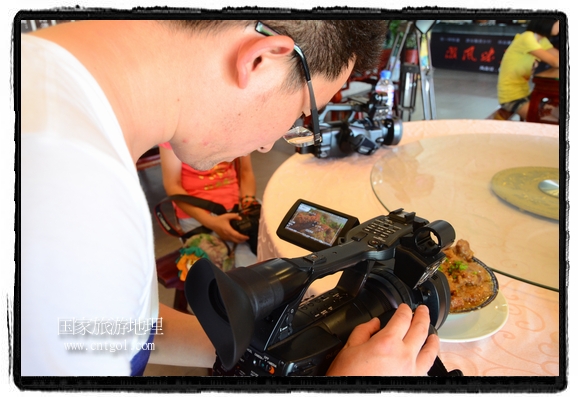 此次攝制組通過拍攝婺源代表名菜糊豆腐、粉蒸肉、荷包紅魚、賽鵝頸及地方小吃清明果、灰汁果、糯米子糕等來詮釋婺源美食經(jīng)典，展示婺源食文化，打造獨屬婺源的美食符號。