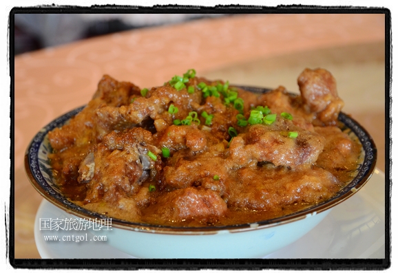 此次攝制組通過拍攝婺源代表名菜糊豆腐、粉蒸肉、荷包紅魚、賽鵝頸及地方小吃清明果、灰汁果、糯米子糕等來詮釋婺源美食經(jīng)典，展示婺源食文化，打造獨屬婺源的美食符號。