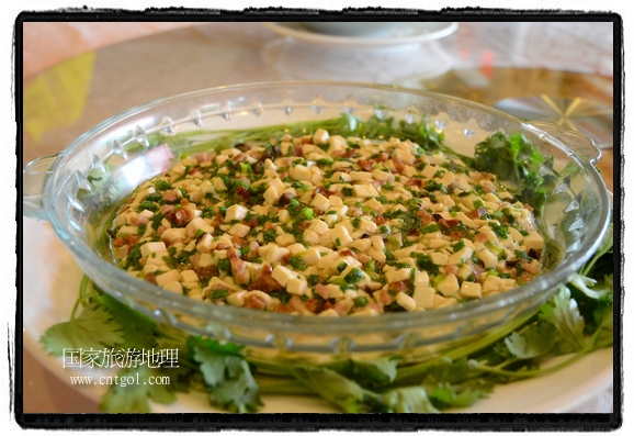 此次攝制組通過拍攝婺源代表名菜糊豆腐、粉蒸肉、荷包紅魚、賽鵝頸及地方小吃清明果、灰汁果、糯米子糕等來詮釋婺源美食經(jīng)典，展示婺源食文化，打造獨屬婺源的美食符號。