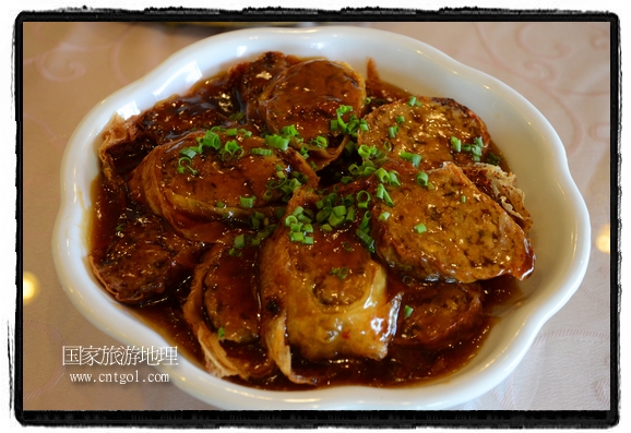 此次攝制組通過拍攝婺源代表名菜糊豆腐、粉蒸肉、荷包紅魚、賽鵝頸及地方小吃清明果、灰汁果、糯米子糕等來詮釋婺源美食經(jīng)典，展示婺源食文化，打造獨屬婺源的美食符號。