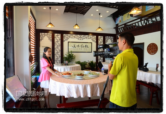 此次攝制組通過拍攝婺源代表名菜糊豆腐、粉蒸肉、荷包紅魚、賽鵝頸及地方小吃清明果、灰汁果、糯米子糕等來詮釋婺源美食經(jīng)典，展示婺源食文化，打造獨屬婺源的美食符號。