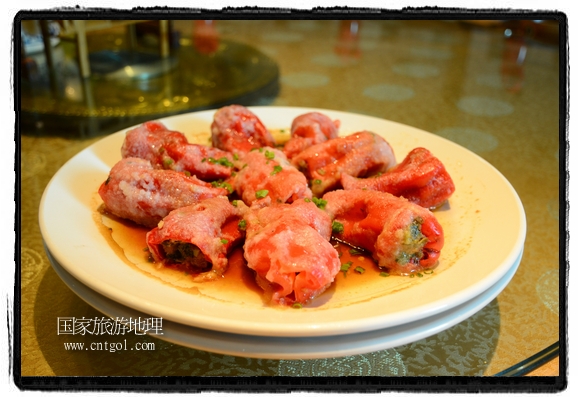 此次攝制組通過拍攝婺源代表名菜糊豆腐、粉蒸肉、荷包紅魚、賽鵝頸及地方小吃清明果、灰汁果、糯米子糕等來詮釋婺源美食經(jīng)典，展示婺源食文化，打造獨屬婺源的美食符號。