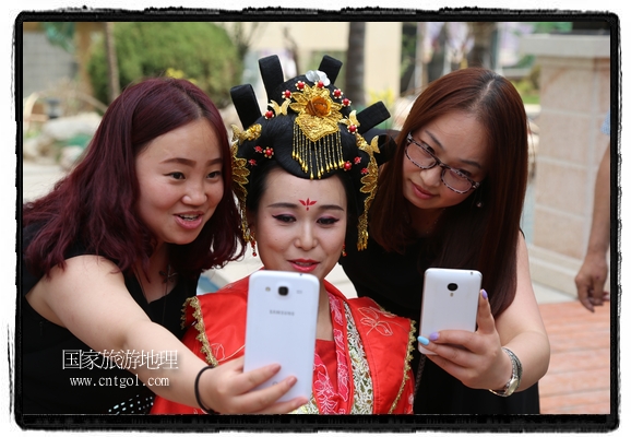 6月19日，端午節(jié)的前一天，甘肅平?jīng)鍪嗅轻紖^(qū)南山公園澳廈麗灣小區(qū)“邀請”唐朝被譽(yù)為四大美女之一的“楊貴妃”前來與市民見面，共度“端午佳節(jié)”。期間，“貴妃娘娘”由一名解說人員做向?qū)?，與小區(qū)居民一同游玩、賞景、互敬酒水、合影留念，并現(xiàn)場贈送大人小孩粽子、香包和糖果。