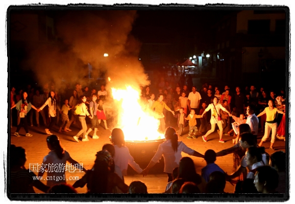 甘肅平?jīng)鍪嗅轻脊沛?zhèn)舉辦了篝火晚會，1000余名市民參與其中，大家載歌載舞，在歡快熱鬧的氣氛中為每一位父親送祝福。父親節(jié)（Father's Day），顧名思義是感恩父親的節(jié)日。約始于二十世紀(jì)初，起源于美國，現(xiàn)已廣泛流傳于世界各地，節(jié)日日期因地域而存在差異。