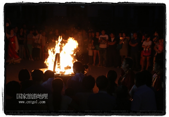 甘肅平?jīng)鍪嗅轻脊沛?zhèn)舉辦了篝火晚會，1000余名市民參與其中，大家載歌載舞，在歡快熱鬧的氣氛中為每一位父親送祝福。父親節(jié)（Father's Day），顧名思義是感恩父親的節(jié)日。約始于二十世紀(jì)初，起源于美國，現(xiàn)已廣泛流傳于世界各地，節(jié)日日期因地域而存在差異。