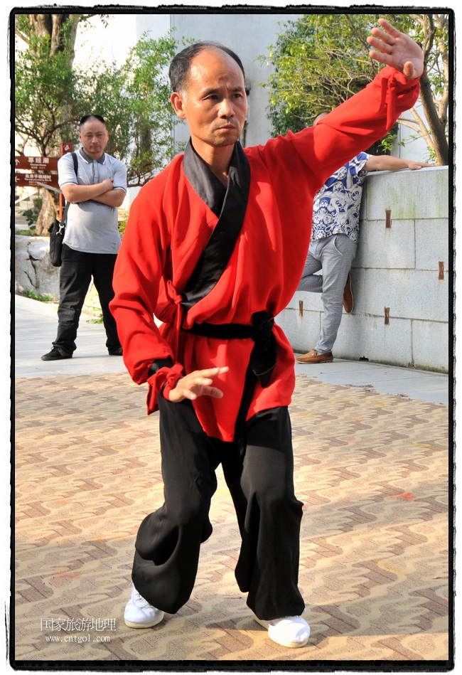 6月20日，小朋友們和中國武術(shù)愛好者們在江西省婺源縣熹園景區(qū)表演中國傳統(tǒng)的中國武術(shù)功夫，吸引許多游人前來駐足觀看。當(dāng)日是中國傳統(tǒng)的端午節(jié)，江西省婺源縣的中國武術(shù)愛好者們通過表演中國武術(shù)功夫，打太極，表演了少林棍、硬氣功、自選拳等少林寺功夫，讓孩子們從小學(xué)習(xí)中國武術(shù)，傳承中國武德，感受先人過端午的氛圍。