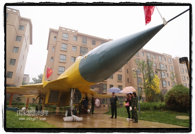 小區(qū)突然出現(xiàn)“飛機坦克”，其中殲15艦載戰(zhàn)斗機一架、99式主戰(zhàn)坦克一輛、武直-10武裝直升機一架，吸引了眾多市民雨中圍觀、合影。