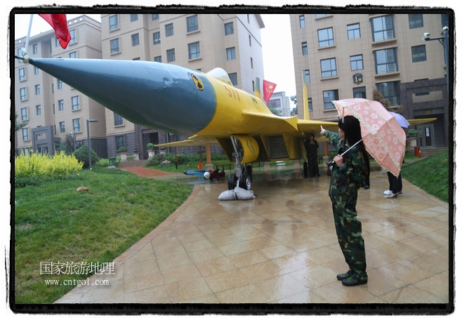 小區(qū)突然出現(xiàn)“飛機坦克”，其中殲15艦載戰(zhàn)斗機一架、99式主戰(zhàn)坦克一輛、武直-10武裝直升機一架，吸引了眾多市民雨中圍觀、合影。