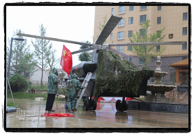 小區(qū)突然出現(xiàn)“飛機坦克”，其中殲15艦載戰(zhàn)斗機一架、99式主戰(zhàn)坦克一輛、武直-10武裝直升機一架，吸引了眾多市民雨中圍觀、合影。