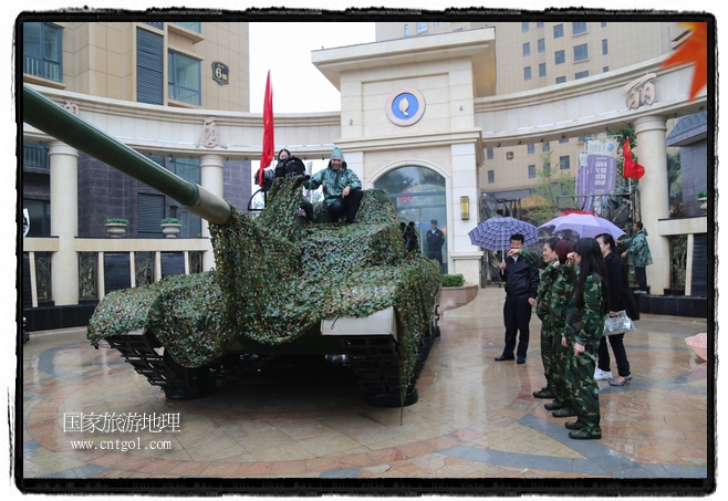 小區(qū)突然出現(xiàn)“飛機坦克”，其中殲15艦載戰(zhàn)斗機一架、99式主戰(zhàn)坦克一輛、武直-10武裝直升機一架，吸引了眾多市民雨中圍觀、合影。