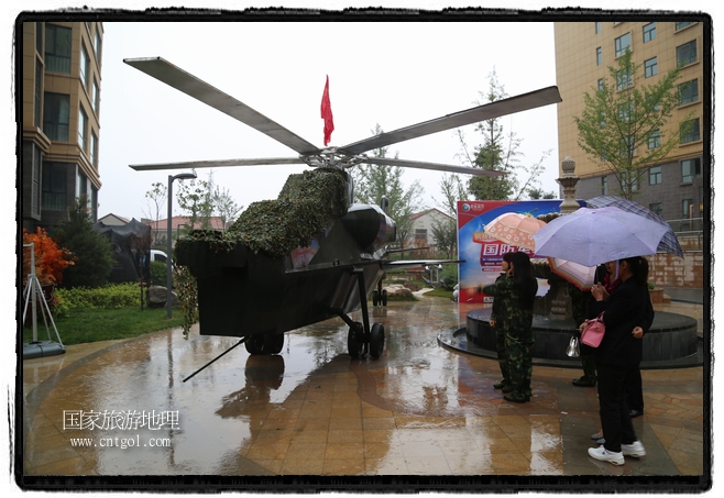 小區(qū)突然出現(xiàn)“飛機坦克”，其中殲15艦載戰(zhàn)斗機一架、99式主戰(zhàn)坦克一輛、武直-10武裝直升機一架，吸引了眾多市民雨中圍觀、合影。