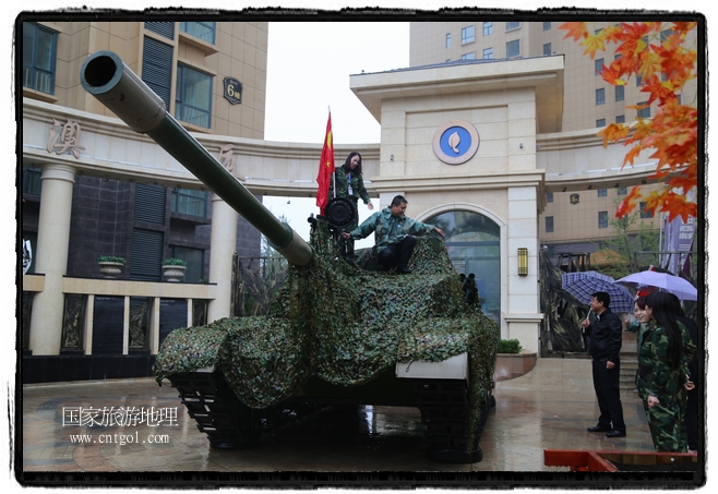 小區(qū)突然出現(xiàn)“飛機坦克”，其中殲15艦載戰(zhàn)斗機一架、99式主戰(zhàn)坦克一輛、武直-10武裝直升機一架，吸引了眾多市民雨中圍觀、合影。