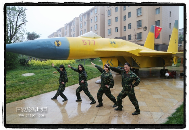 小區(qū)突然出現(xiàn)“飛機坦克”，其中殲15艦載戰(zhàn)斗機一架、99式主戰(zhàn)坦克一輛、武直-10武裝直升機一架，吸引了眾多市民雨中圍觀、合影。