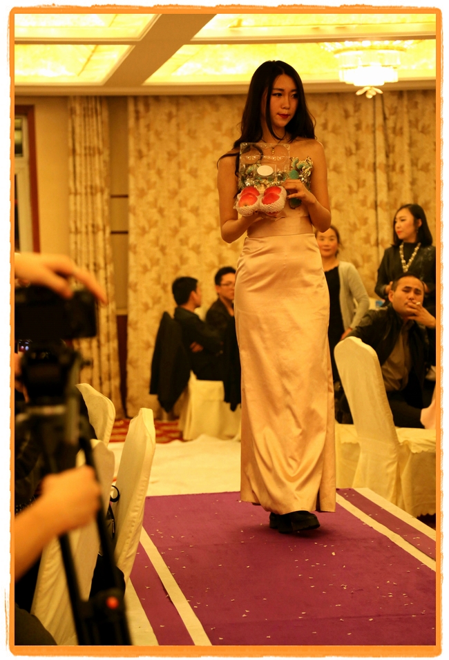 甘肅平?jīng)觯好铨g妹子表演T臺(tái)秀 不秀身材秀“金果”(圖)