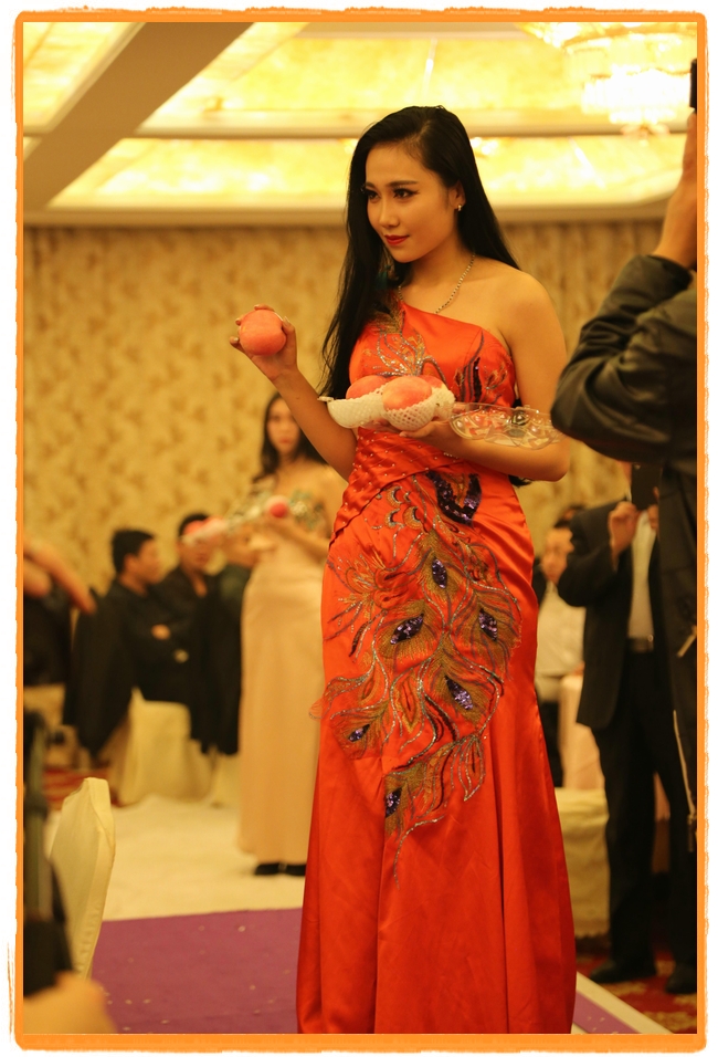 甘肅平?jīng)觯好铨g妹子表演T臺(tái)秀 不秀身材秀“金果”(圖)