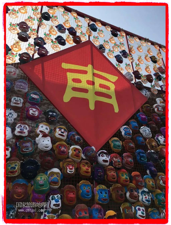中國規(guī)模最大的猴面具彩繪在南潯古鎮(zhèn)展示。猴子真是今年最紅的動物。 