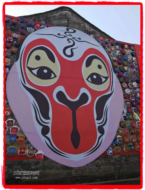 中國規(guī)模最大的猴面具彩繪在南潯古鎮(zhèn)展示。猴子真是今年最紅的動物。 