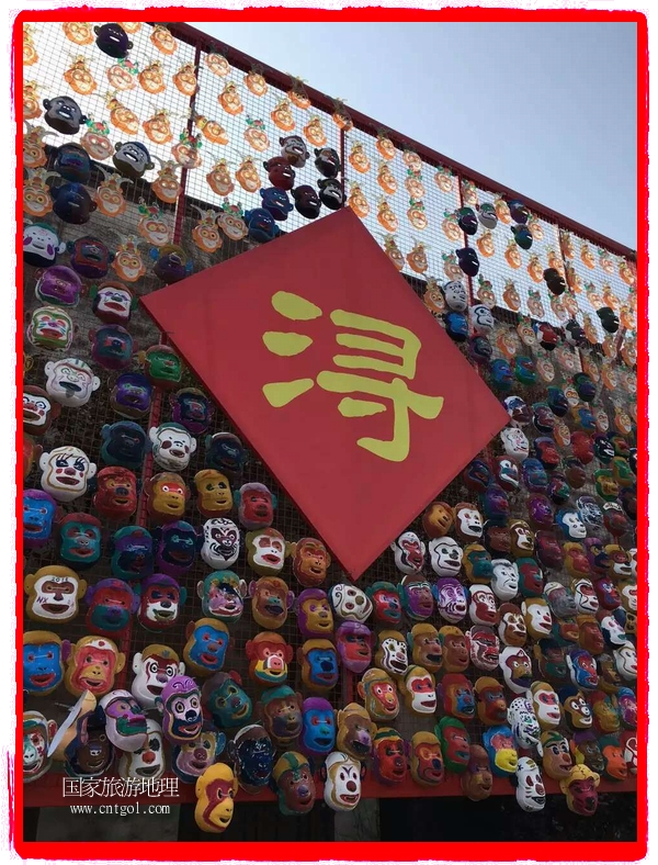 中國規(guī)模最大的猴面具彩繪在南潯古鎮(zhèn)展示。猴子真是今年最紅的動物。 