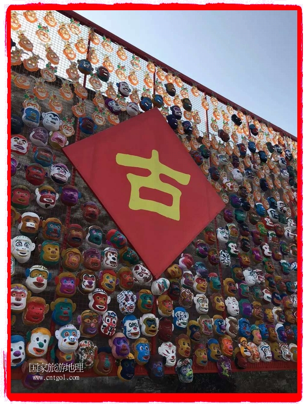中國規(guī)模最大的猴面具彩繪在南潯古鎮(zhèn)展示。猴子真是今年最紅的動物。 
