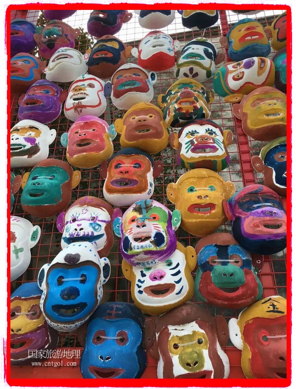 中國規(guī)模最大的猴面具彩繪在南潯古鎮(zhèn)展示。猴子真是今年最紅的動物。 
