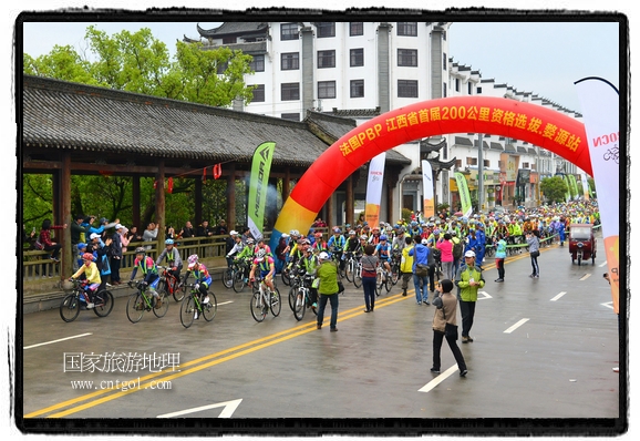 來自江西、安徽、浙江、福建等省市近千名選手參加了比賽，婺源賽道沿途的秀美風(fēng)光和徽派古村落，給參賽選手留下美好的印象。
