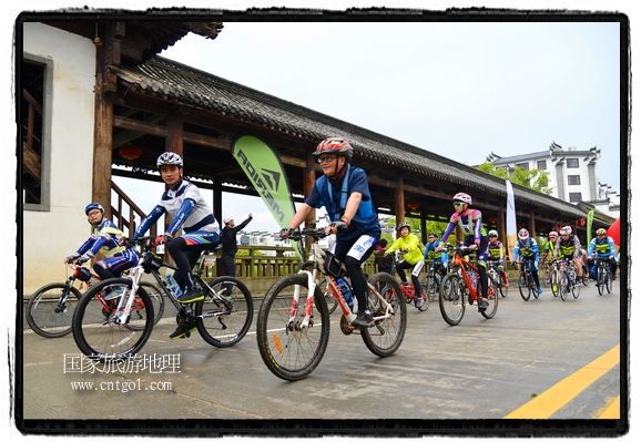 來自江西、安徽、浙江、福建等省市近千名選手參加了比賽，婺源賽道沿途的秀美風(fēng)光和徽派古村落，給參賽選手留下美好的印象。