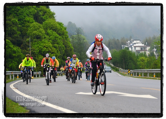 來自江西、安徽、浙江、福建等省市近千名選手參加了比賽，婺源賽道沿途的秀美風(fēng)光和徽派古村落，給參賽選手留下美好的印象。