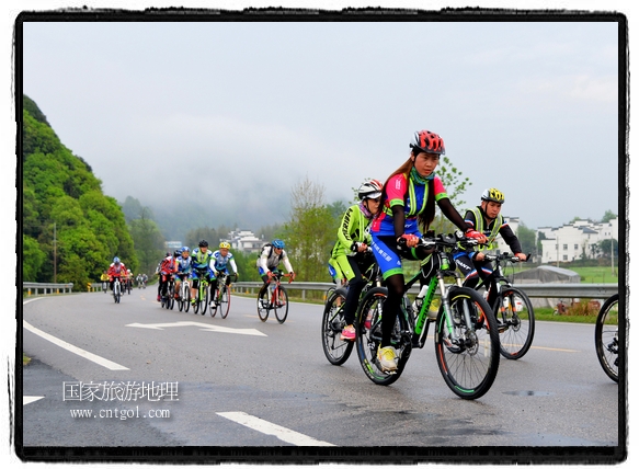 來自江西、安徽、浙江、福建等省市近千名選手參加了比賽，婺源賽道沿途的秀美風(fēng)光和徽派古村落，給參賽選手留下美好的印象。