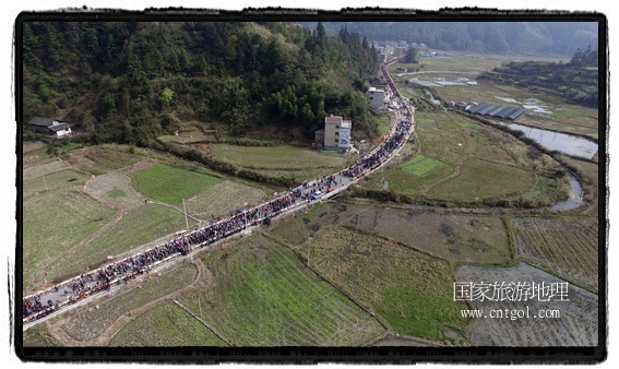 1700桌合攏宴，總長3.7公里，10380人同桌就餐，創(chuàng)歷史之最