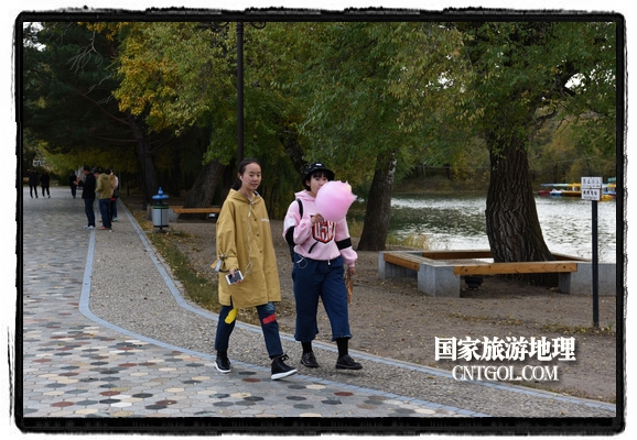 扎蘭屯市五彩繽紛賞秋色“游人如織”(圖)