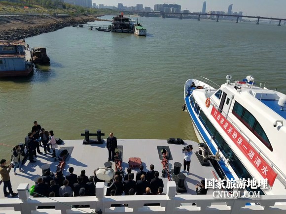 江西開展呵護一湖清水，嚴(yán)厲打擊非法采砂行動（圖）