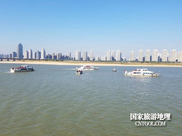 江西開展呵護一湖清水，嚴(yán)厲打擊非法采砂行動（圖）